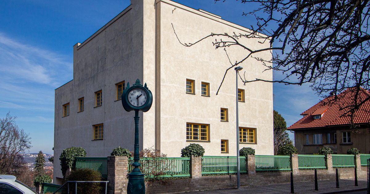 Villa Müller seen from Nad Hradním vodojemem, the white cube above its green fence
